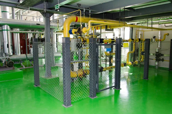 Modern endüstriyel gaz kazan dairesi iç. Boru hatları, su pompaları, vanaları, manometreler.