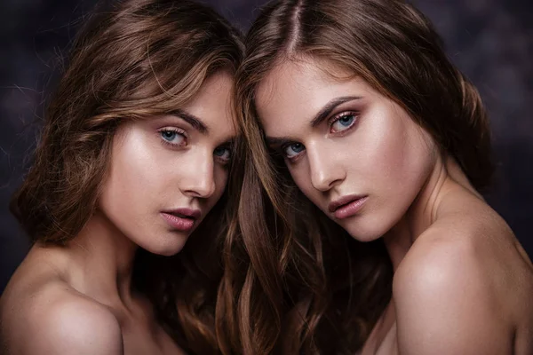 Mode studio foto van twee mooie vrouwen twins. Close-up worden — Stockfoto