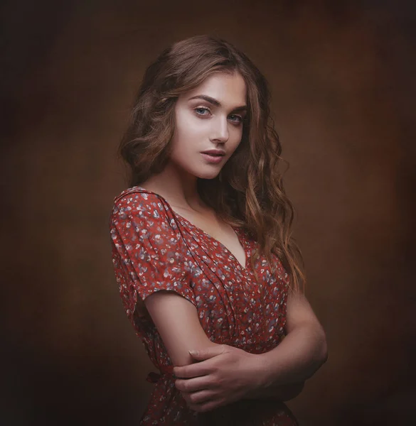 Dramatic studio portrait of a young beautiful brunette woman wit — Stock Photo, Image