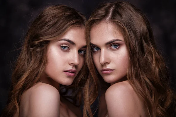 Mode studio foto van twee mooie vrouwen twins. Close-up worden — Stockfoto