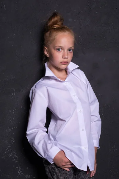 Retrato de joven pelirroja en camisa blanca sobre fondo oscuro . — Foto de Stock