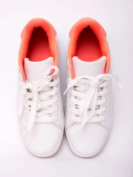 Пара білих кросівок ізольовані на білому тлі. Спортивне взуття . — стокове фото