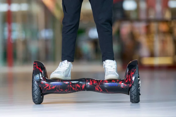Meisje voeten op het bord met aanwijseffect. Zelfbalancerende scooter of mini segway. — Stockfoto
