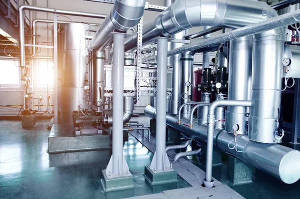 Modern endüstriyel gaz kazan dairesi iç. Boru hatları, 