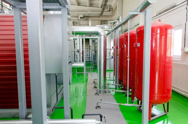 Modern endüstriyel gaz kazan dairesi iç. Boru hatları, su pompaları, vanaları, manometreler.