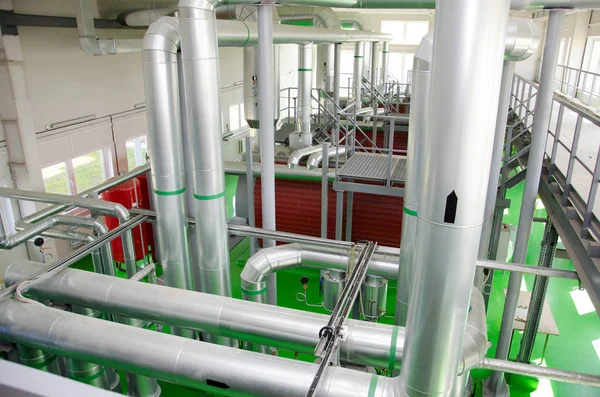 Modern endüstriyel gaz kazan dairesi iç. Boru hatları, su pompaları, vanaları, manometreler.