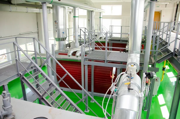 El interior de una moderna sala de calderas de gas industrial. Tuberías, bombas de agua, válvulas, manómetros . — Foto de Stock