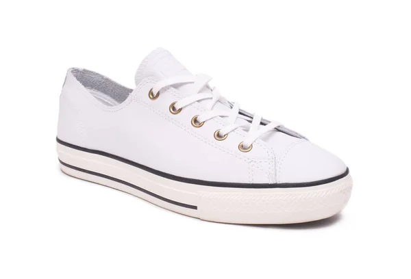 흰색 스 니 커 즈 흰색 배경에 고립입니다. 클리핑 패스와 함께 스포츠 신발. — 스톡 사진