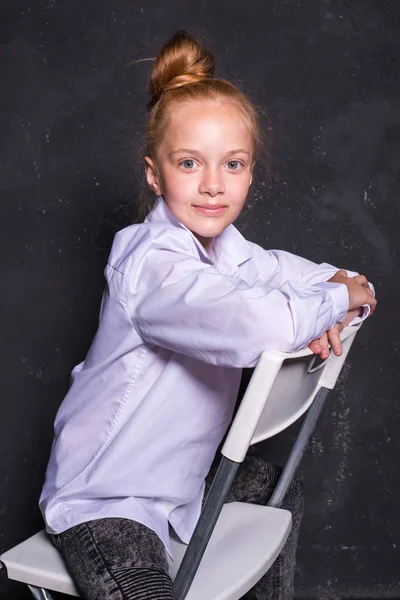 Portret młodego ruda dziewczyna w białej koszuli, na ciemnym tle. — Zdjęcie stockowe