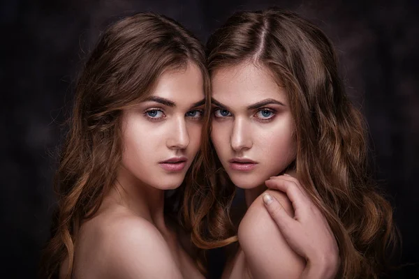 Fashion studio picture of two twins beautiful women. Close-up be — Stock Photo, Image