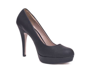 Beyaz arka plan üzerinde izole siyah zarif yüksek topuk kadın ayakkabı.