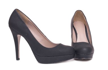 Beyaz arka plan üzerinde izole siyah zarif yüksek topuk kadın ayakkabı.