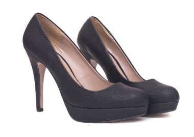 Beyaz arka plan üzerinde izole siyah zarif yüksek topuk kadın ayakkabı.