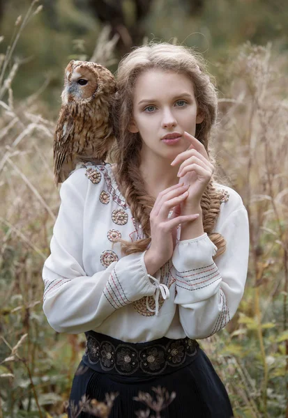 Mulher romântica bonita com uma coruja. O pássaro senta-se em seu ombro . — Fotografia de Stock