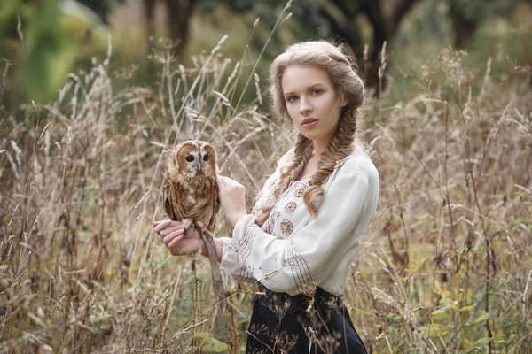 美丽浪漫的女人与一只猫头鹰。小鸟坐在她的手. — 图库照片