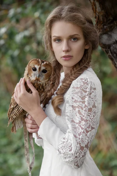 Красива романтична жінка з совою. Птах сидить на руці . — стокове фото