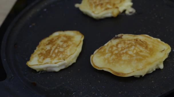 Frying sweet thick pancakes on a pan. — Stock Video