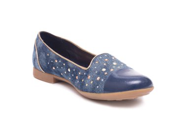 Beyaz arka plan üzerinde izole denim kadın ayakkabı.