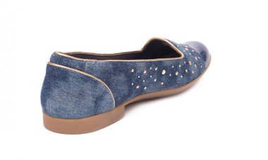 Beyaz arka plan üzerinde izole denim kadın ayakkabı.