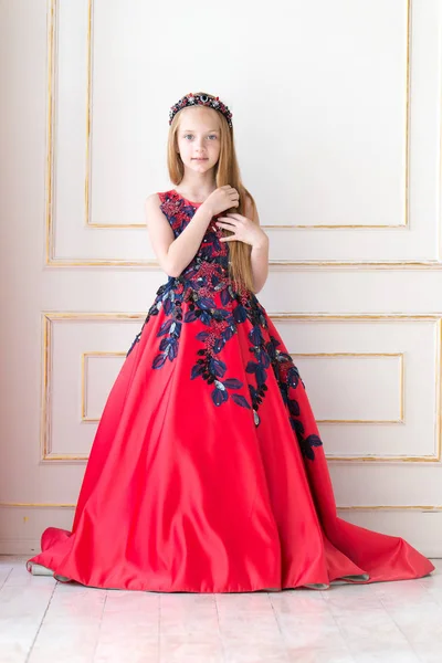Aranyos vörös hajú kislány visel egy antik hercegnő ruha, vagy jelmez. — Stock Fotó