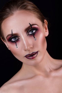 Yakın çekim yaratıcı bir makyaj bir kızla Güzellik Portresi. Korkunç ve ürkütücü Cadılar Bayramı kavramı.