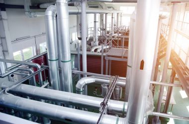 Modern endüstriyel gaz kazan dairesi iç. Boru hatları, 