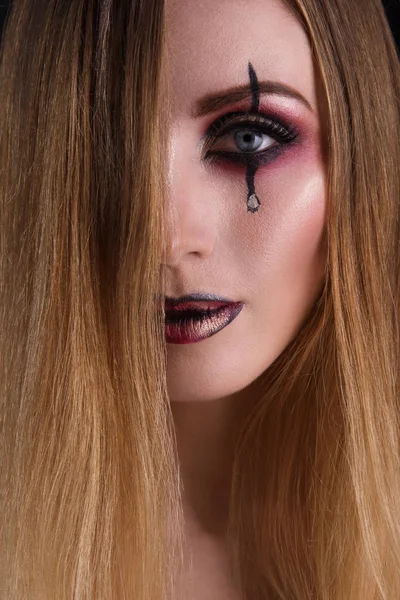 Retrato de belleza de cerca de una chica con un maquillaje creativo. concepto de Halloween aterrador y espeluznante . — Foto de Stock