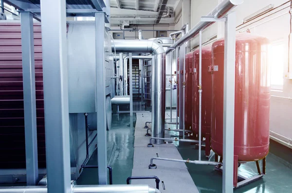 El interior de una moderna sala de calderas de gas industrial. Tuberías , — Foto de Stock