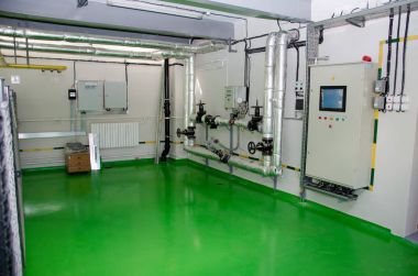 Modern endüstriyel gaz kazan dairesi iç. Boru hatları, su pompaları, vanaları, manometreler.