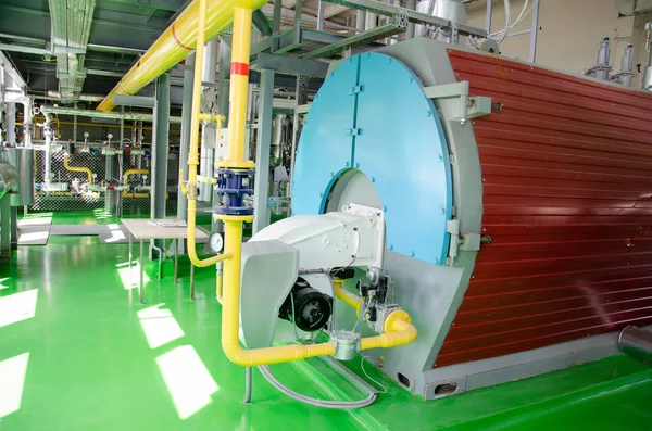 El interior de una moderna sala de calderas de gas industrial. Tuberías, bombas de agua, válvulas, manómetros . — Foto de Stock