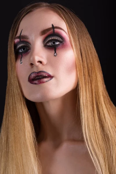 Yakın çekim yaratıcı bir makyaj bir kızla Güzellik Portresi. Korkunç ve ürkütücü Cadılar Bayramı kavramı.