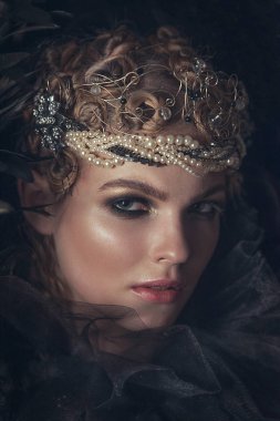 Karanlık Gotik arka plan üzerinde siyah fantezi kostüm karanlıkta kraliçesi. Yüksek moda güzellik modeli koyu makyaj ile.