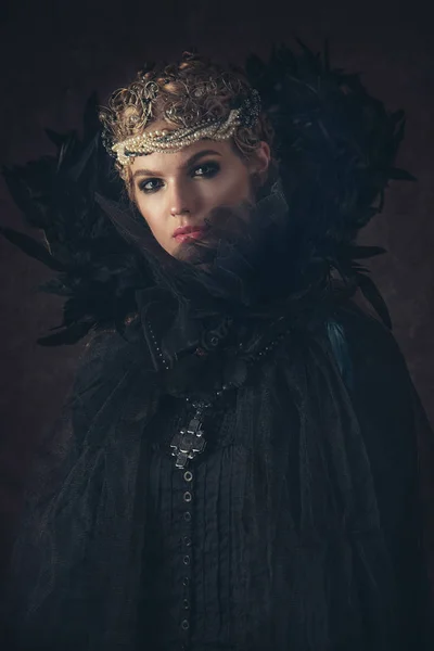 Regina întunericului în costum de fantezie neagră pe fundal gotic întunecat. Model de frumusete de inalta moda cu machiaj inchis . — Fotografie, imagine de stoc