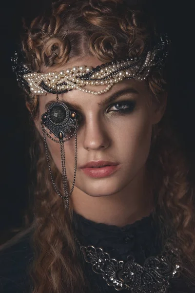 Sötétség, sötét, gótikus háttér fekete fantázia jelmez királynője. Nagy divat szépség modell sötét smink. — Stock Fotó