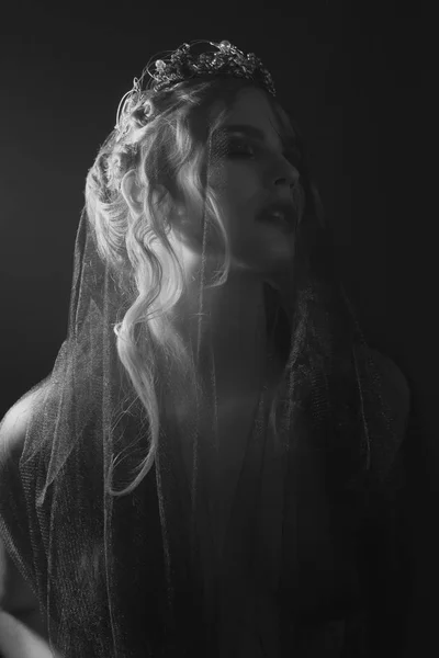 Karanlık Gotik arka plan üzerinde siyah fantezi kostüm karanlıkta kraliçesi. Yüksek moda güzellik modeli koyu makyaj ile.