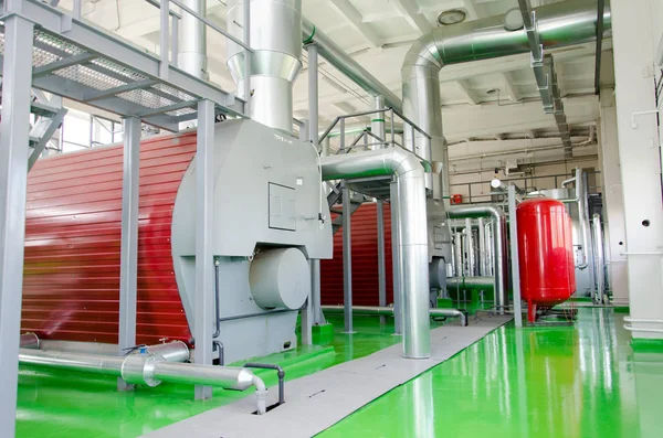 El interior de una moderna sala de calderas de gas industrial. Tuberías, bombas de agua, válvulas, manómetros . — Foto de Stock