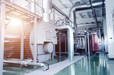 Modern endüstriyel gaz kazan dairesi iç. Boru hatları, 