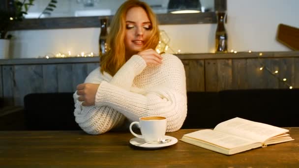 Mladá krásná žena s úsměvem v kavárně a užívat si aroma kávy. — Stock video
