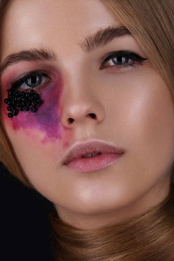 Yakın çekim yaratıcı bir makyaj bir kızla Güzellik Portresi. Korkunç ve ürkütücü Cadılar Bayramı kavramı.