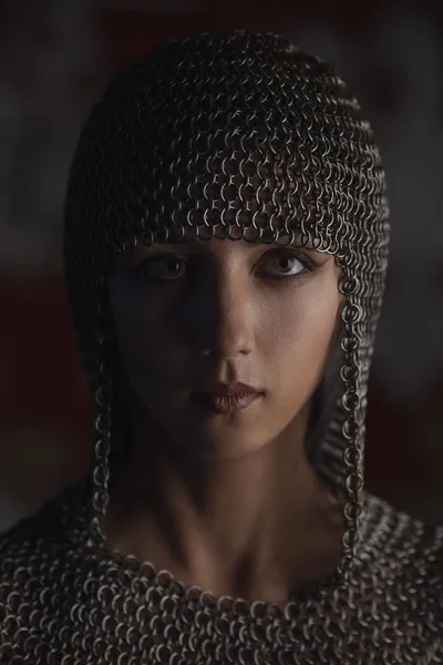 Retrato de bela menina medieval guerreira em um capuz de chainmail . — Fotografia de Stock