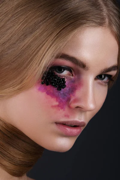 Yakın çekim yaratıcı bir makyaj bir kızla Güzellik Portresi. Korkunç ve ürkütücü Cadılar Bayramı kavramı.