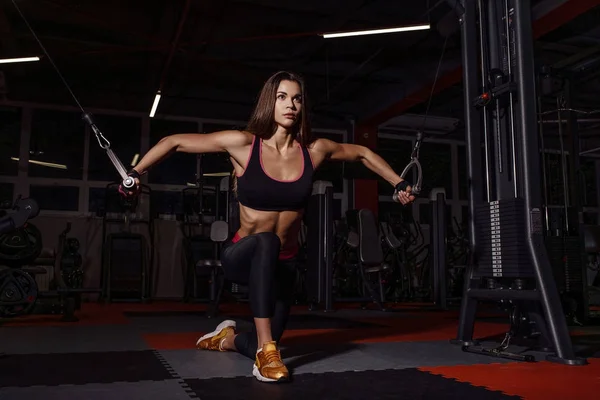Egzersiz ve spor salonunda egzersiz makinesi ile onun kol ve omuz eğitim spor atlet kız. — Stok fotoğraf