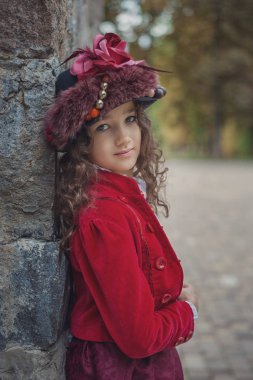 Sevimli küçük beyaz kız Retro giysiler giyiyor. Güzel vintage elbiseli güzel kadın çocuk.