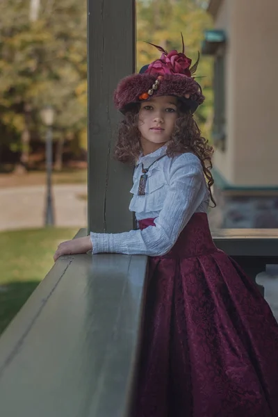 Aranyos kis kaukázusi lány retro ruhát visel. Szép női gyermek gyönyörű vintage ruha. — Stock Fotó