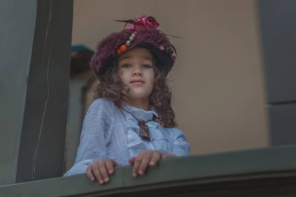 Aranyos kis kaukázusi lány retro ruhát visel. Szép női gyermek gyönyörű vintage ruha. — Stock Fotó