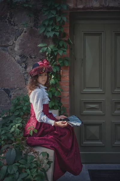 Söta lilla kaukasiska flicka klädd i retro kläder. Nice flickebarn i vackra vintage klänning. — Stockfoto