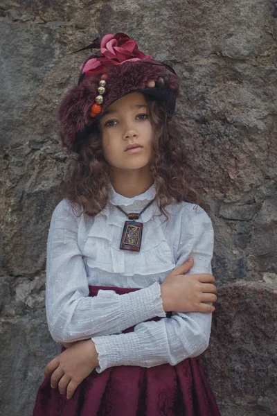 Schattig klein Kaukasische meisje retro kleding dragen. Mooie vrouwelijke kind in mooie vintage jurk. — Stockfoto