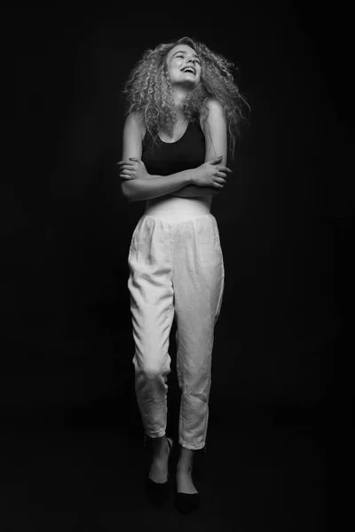 Полноразмерный монохромный портрет молодой женщины, позирующей на черном фоне. Мода студия выстрел . — стоковое фото