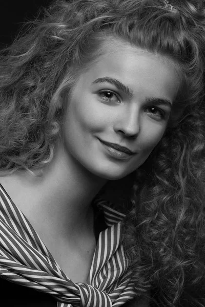 Kıvırcık saçlı sevimli genç kadın portresi duygusal siyah beyaz studio. — Stok fotoğraf