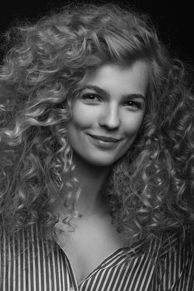 Emotivo preto e branco estúdio retrato de bonito jovem mulher com cabelo encaracolado . — Fotografia de Stock